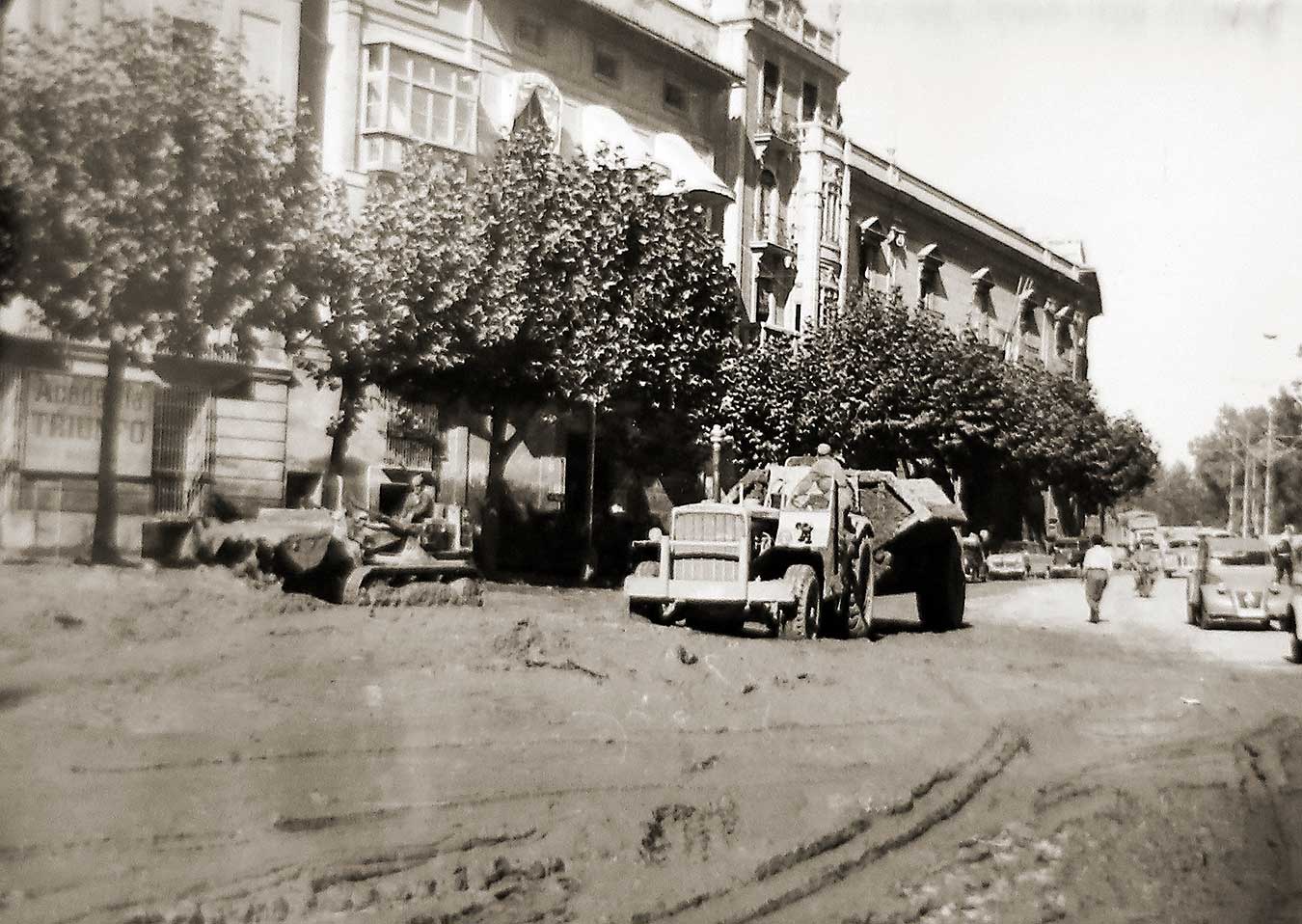 Fotos de la actuación militar en Valencia tras la riada de 1957