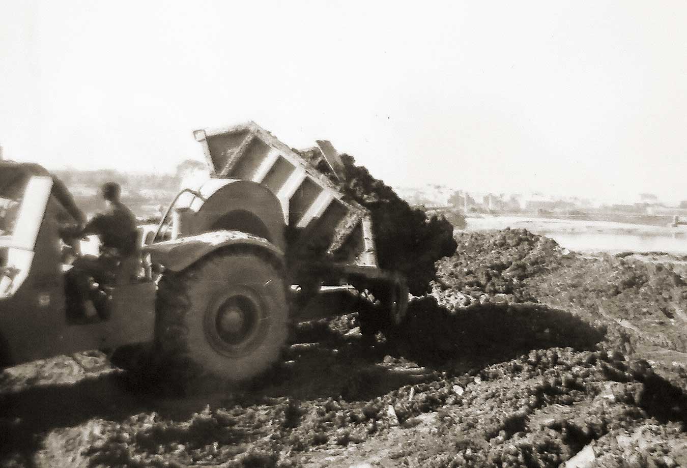 Fotos de la actuación militar en Valencia tras la riada de 1957