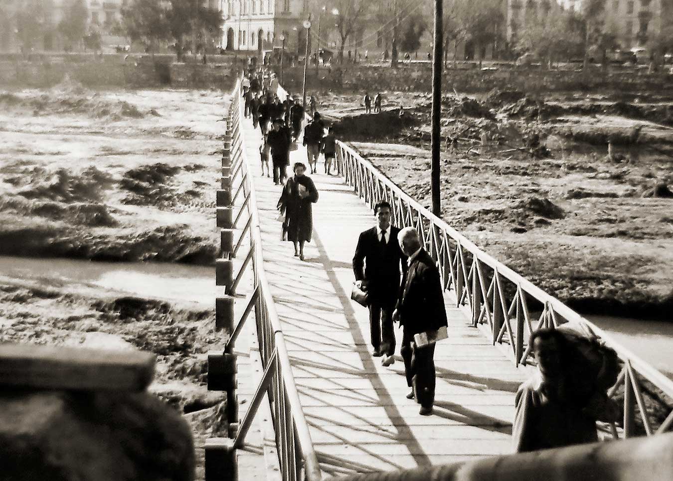 Fotos de la actuación militar en Valencia tras la riada de 1957