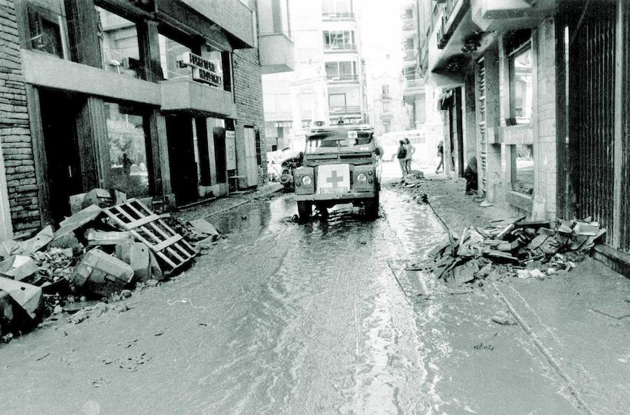 Barro y basura en una de las calles de una de las localidades afectadas por la "pantanada de Tous.