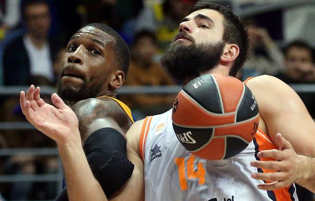 Dubljevic lucha con Robinson por el balón. 