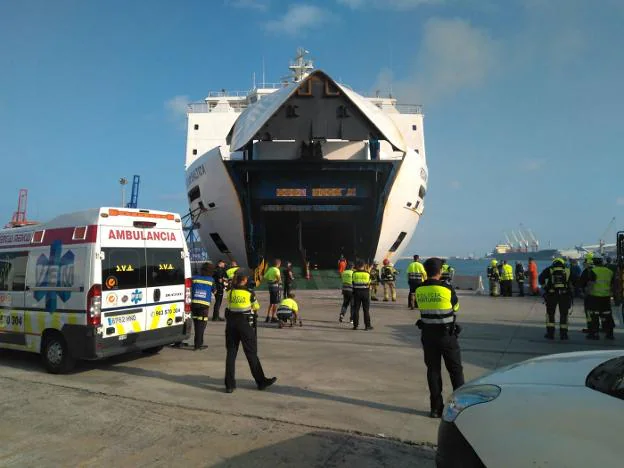 Despliegue de policías, personal sanitario y bomberos junto al buque de Balearia afectado por el incendio, ayer, en el puerto. 