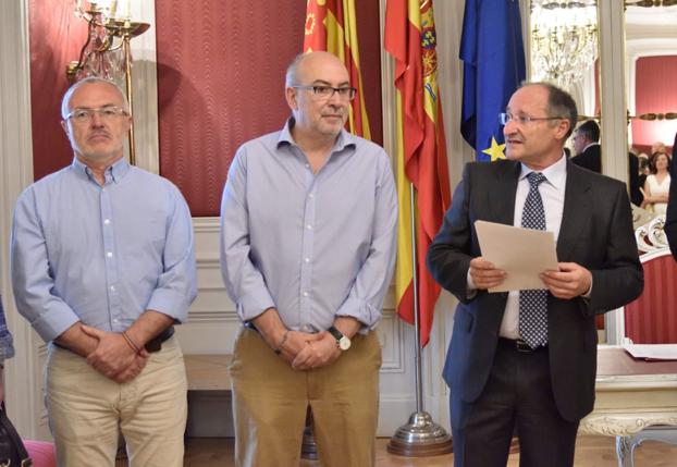 Montiel (Podemos), Alcaraz (conseller de Transparencia) y Llinares, en Les Corts. 