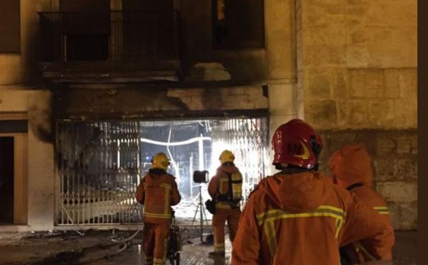 Local incendiado y viviendas afectadas. 