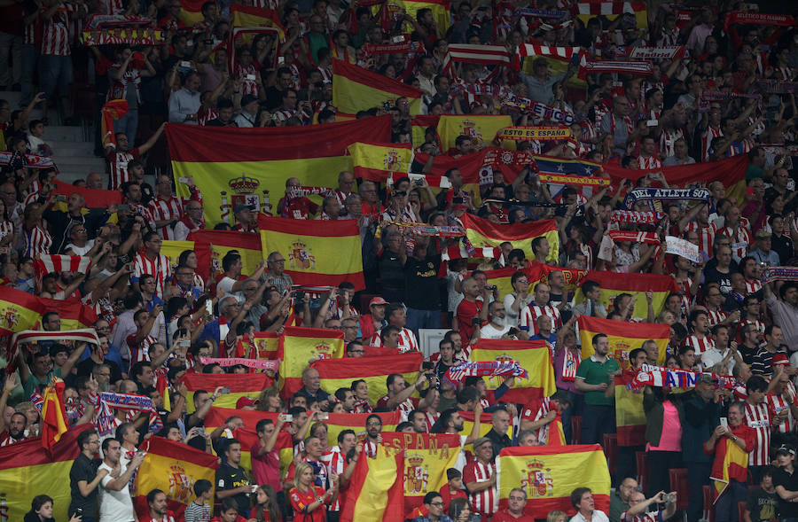 Una multitud de aficionados del Atlético de Madrid lució los colores nacionales en el partido ante el Barcelona.