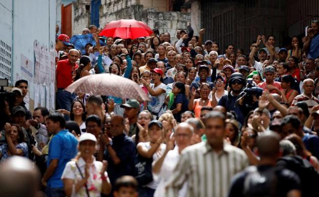 Decenas de personas acuden a los centros electorales en Caracas.