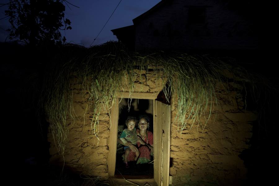 Naru Saud, de 21 años, descansa en el establo con su hijo durante su menstruación en el distrito de Acham en Nepal, el 19 de septiembre de 2017. 