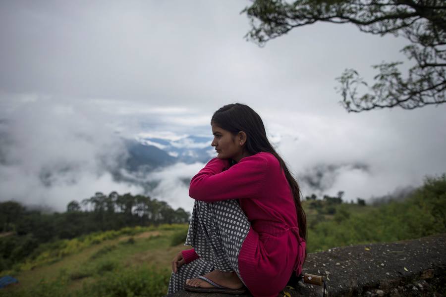 Dhurba Timilsina, de 18 años, mira al infinito mientras permanece desterrada de su casa durante la menstruación. 