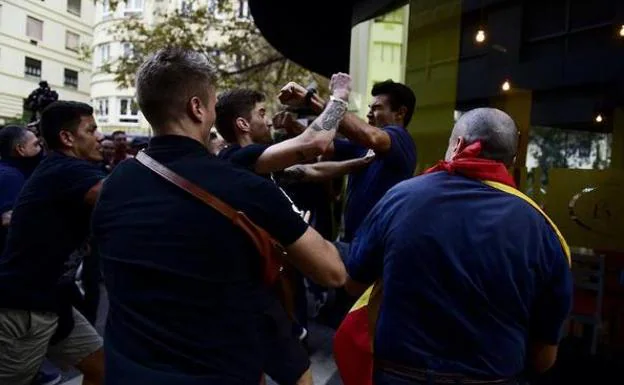Momentos de tensión durante el 9 d'Octubre en Valencia. / 