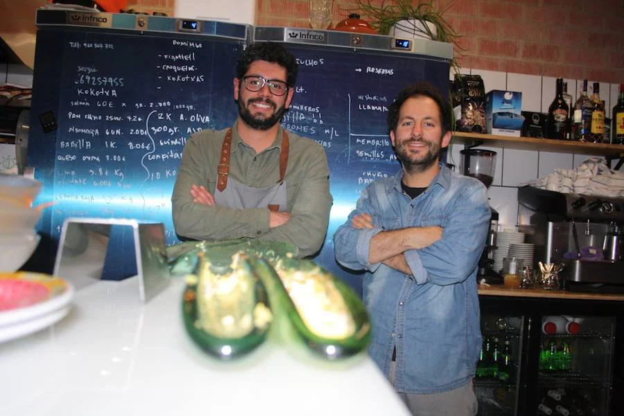 Richi Goachet ha asesorado y lanzado la parte gastronómica de una especie de taberna desenfadada llamada El Observatorio, abierta desde el pasado mes de abril en el corazón de Patraix. Los platos repletos de toques latinos: la causa limeña, sus croquetas de pollo y el ceviche, todo muy auténtico.(J. TRELIS)