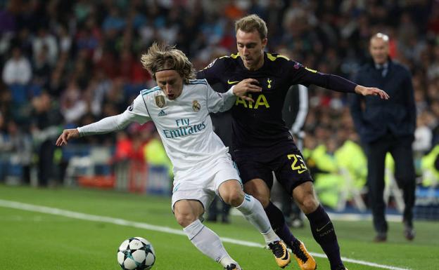 Modric, presionado por Eriksen. 