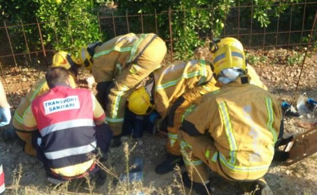 Bomberos atendiendo al motorista herido.