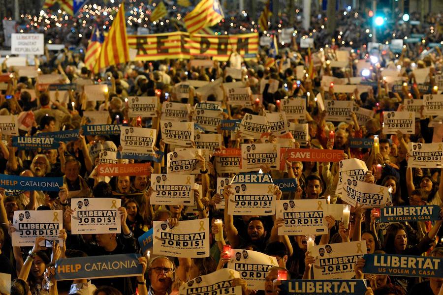 Unas 200.000 personas protestan en Barcelona por encarcelamiento de del presidente de la ANC, Jordi Sànchez, y del de Òmnium Cultural, Jordi Cuixart.