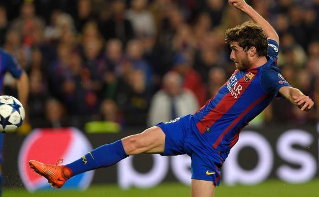 Sergi Roberto golpea el balón. 