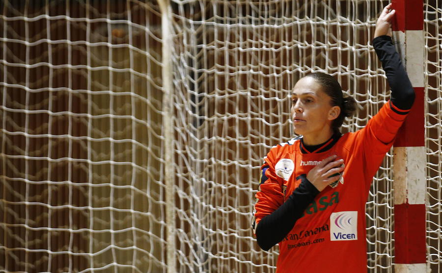 Silvia Navarro (Valencia, 1979). Jugadora de balonmano en el Rocasa Gran Canaria ACE. Ha participado en diversas competiciones con la selección española.