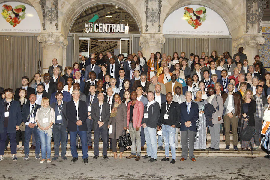 Fotos de la cena en el Mercado Central de los participantes en la cumbre de alcaldes del Pacto de Política Alimentaria Urbana