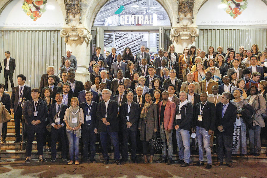 Fotos de la cena en el Mercado Central de los participantes en la cumbre de alcaldes del Pacto de Política Alimentaria Urbana