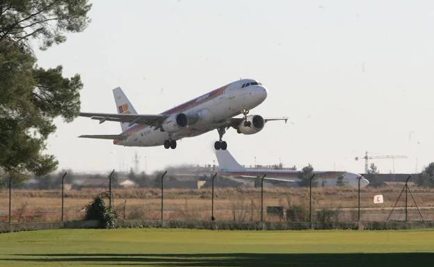 Un avión despegando del aeropuerto de Manises, en una foto de archivo.