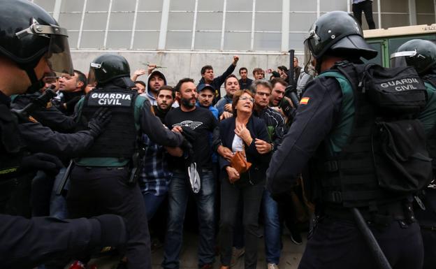 Detenido por pegar una patada en la cabeza a un guardia civil el 1-O