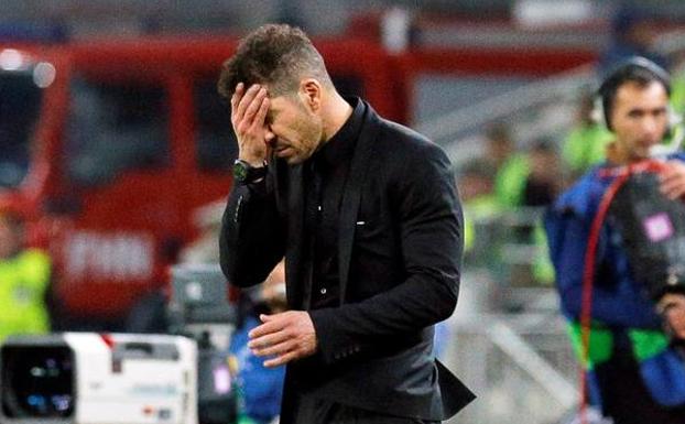 Simeone se lamenta durante el partido ante el Qarabag. 