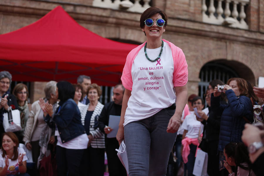 Fotos del desfile &quot;Ponte Guapa&quot; de Valencia con motivo del Día Internacional contra el cáncer de mama