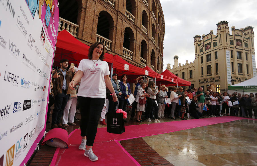 Fotos del desfile &quot;Ponte Guapa&quot; de Valencia con motivo del Día Internacional contra el cáncer de mama