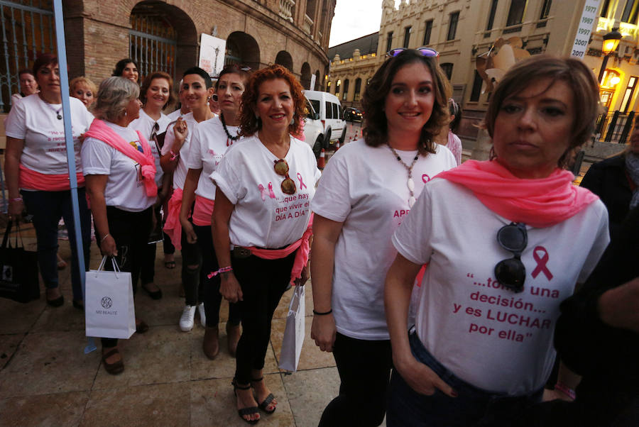 Fotos del desfile &quot;Ponte Guapa&quot; de Valencia con motivo del Día Internacional contra el cáncer de mama