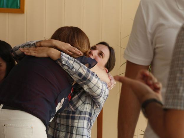 Dos trabajadoras del centro de Segorbe se abrazan tras una rueda de prensa por el cierre. 