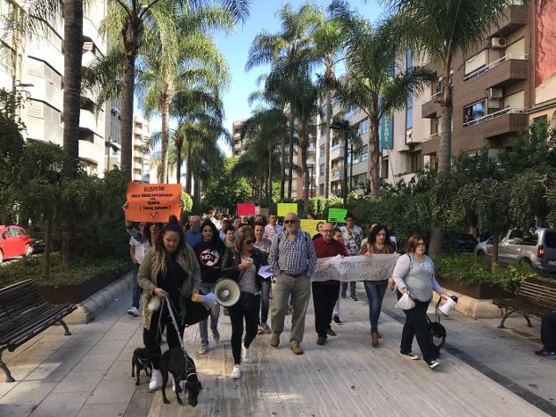 Los manifestantes recorren la avenida al Vedat. 