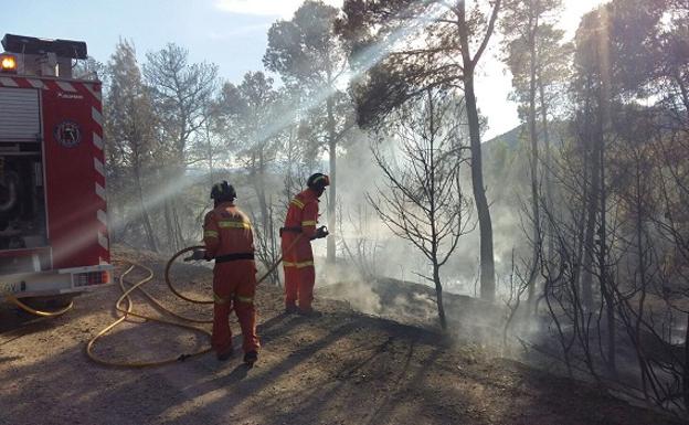 Bomberos en lo strabajos de extinción.