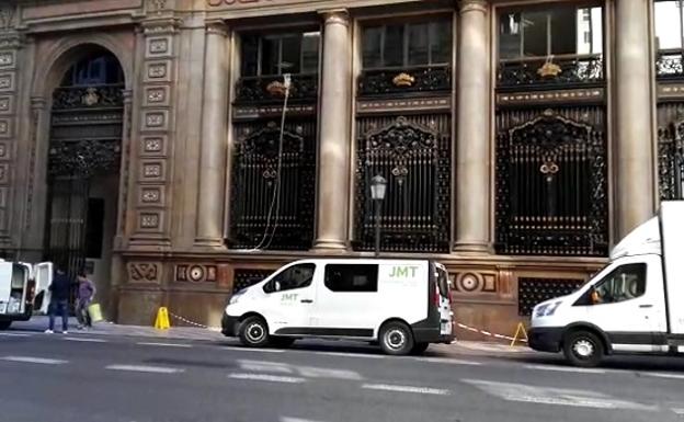 Camiones ante la sede de CaixaBank en Valencia.