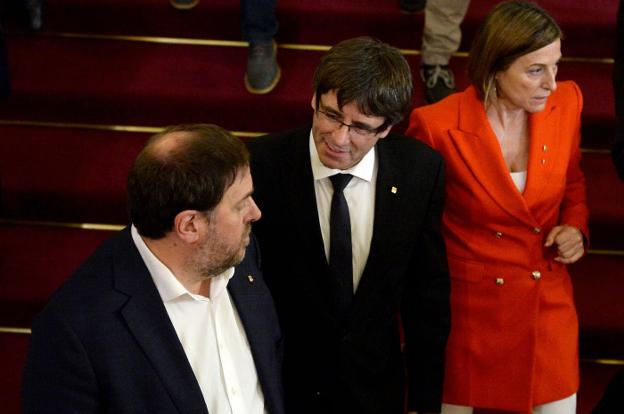 Junqueras, Puigdemont y Forcadell, durante la sesión del Parlament en la que se suspendió la independencia. 