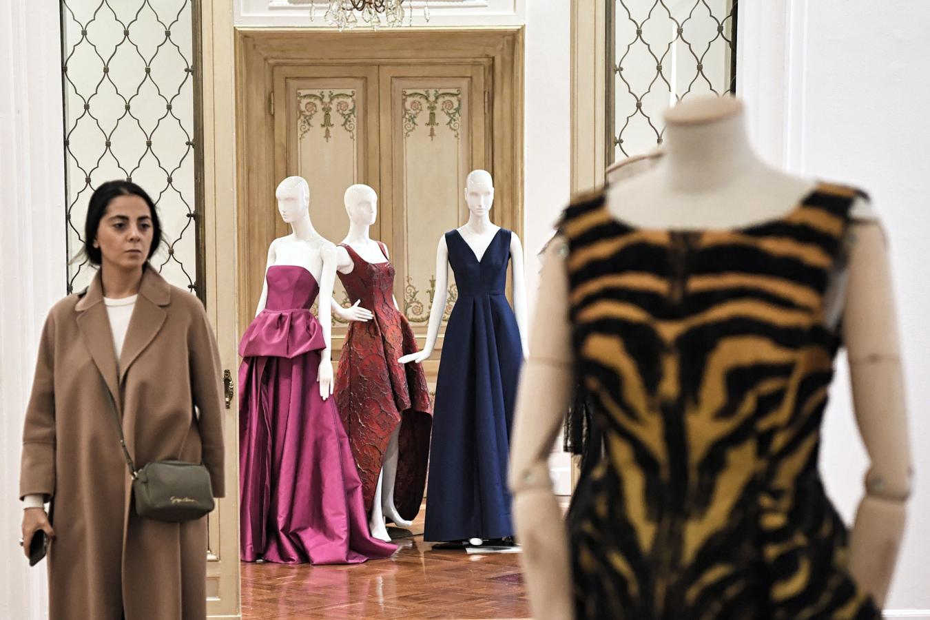 Una mujer visita el atelier de la marca de moda Alberta Ferretti.