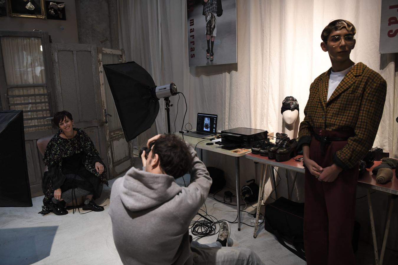 Una mujer posa ante un fotógrafo en el atelier de Antonio Marras.