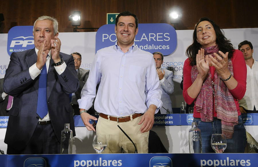 María Dolores López (PP) (der.): Es senadora por Huelva y secretaria general del PP en Andalucía. La popular fue edil de Valverde del Camino desde el año 2003 y alcaldesa del municipio desde 2011, cargo que abandonó en 2016.