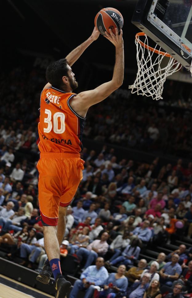 Joan Sastre vuela hacia el aro en el partido ante el Efes. 