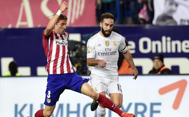 Dani Carvajal (d), con Filipe Luis en el derbi contra el Atlético. 