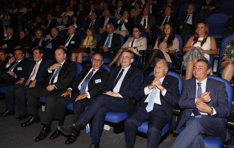 El presidente Ximo Puig, con representantes de Ivefa y de las instituciones económicas valencianas. 