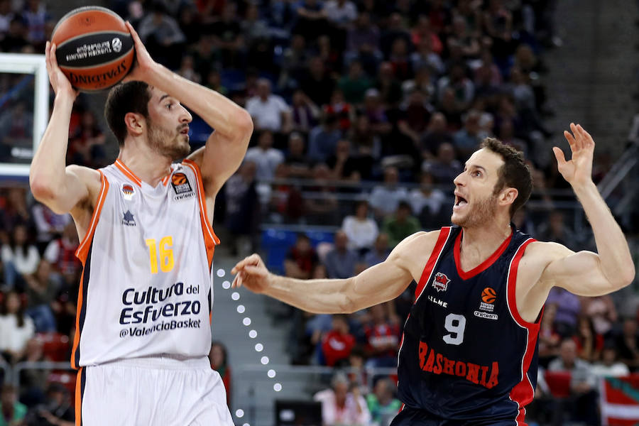 Estas son las imágenes del choque entre el Baskonia y el Valencia Basket correspondiente a la tercera jornada de Euroliga