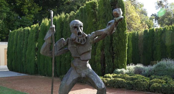 Estatua de Hércules inspirada en el mito, con una de las manzanas robadas.