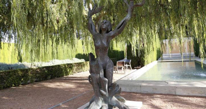 Estatua de la metamorfosis de la ninfa.