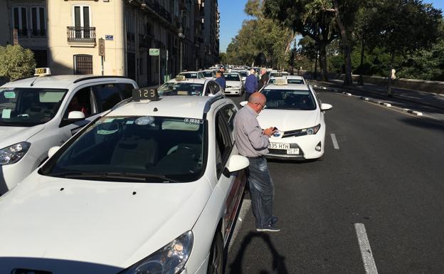 Los taxistas, en plena concentración, en la plaza del Temple. 