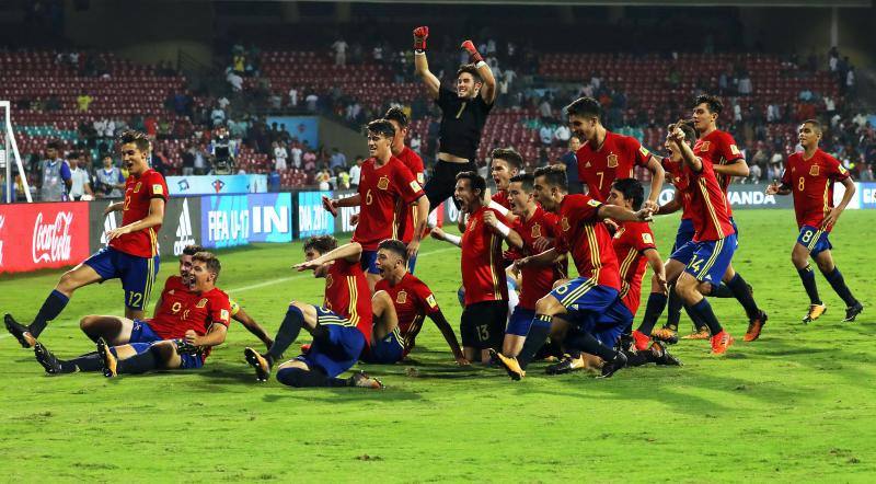 Los jugadores de la selección española celebran tras vencer 3-1 a Mali en las semifinales del Mundial sub17 en el Patil Stadium en Bombai, India