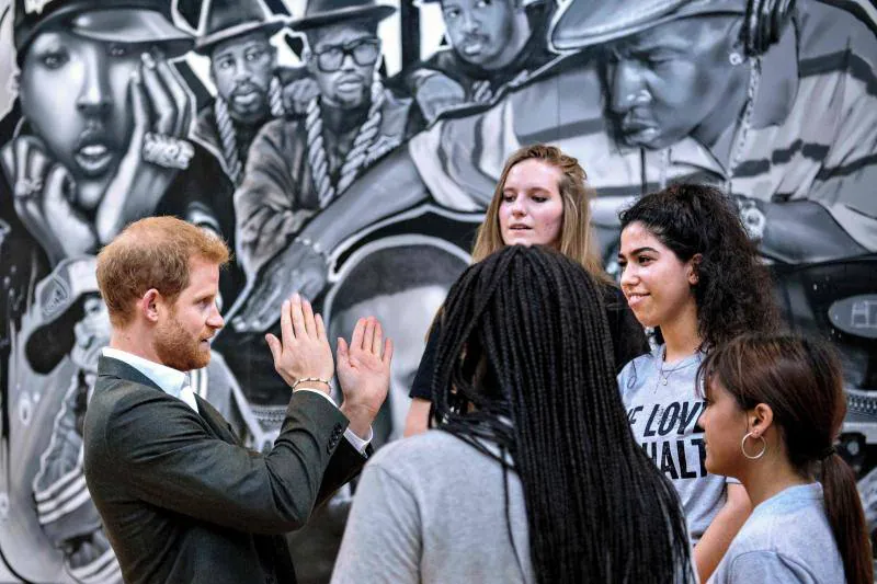 El Príncipe Harry conversa con un grupo de jóvenes en su visita a Copenhague (Dinamarca).
