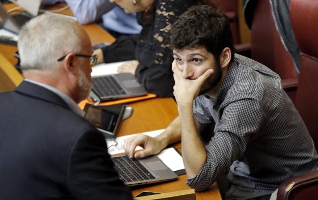 Estañ escucha al exsíndic de Podemos, Antonio Montiel, ayer en Les Corts. 