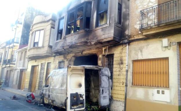 Furgoneta incendiada y vivienda afectada.