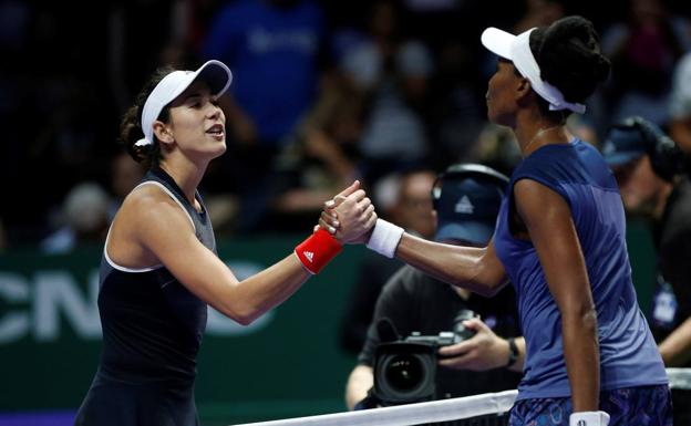 Garbiñe Muguruza felciita a Serena Williams. 