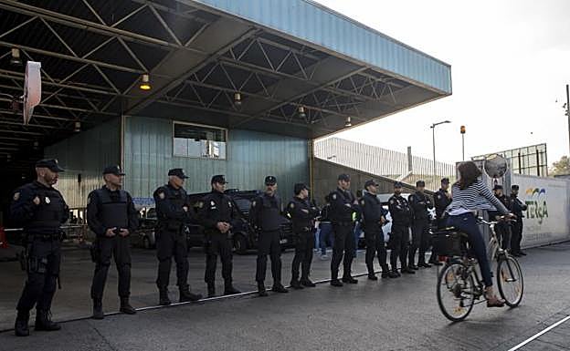 Los policías montan guardia en la entrada a la incineradora. 