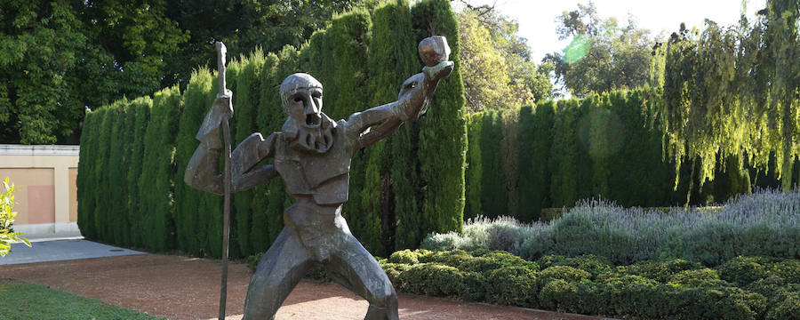 Este recinto es uno de los tesoros que guarda la ciudad de Valencia, un jardín donde el mito de las Hespérides es el referente argumental de todo el planteamiento estructural del lugar. Las estatuas de las ninfas y los cítricos llenan de significado un rincón de cuento.