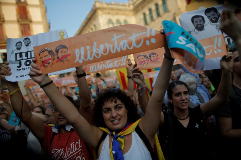 En el momento en el que se comunicaba la decisión del Parlament, la alegría y la emoción ha estallado en la plaza Sant Jaume